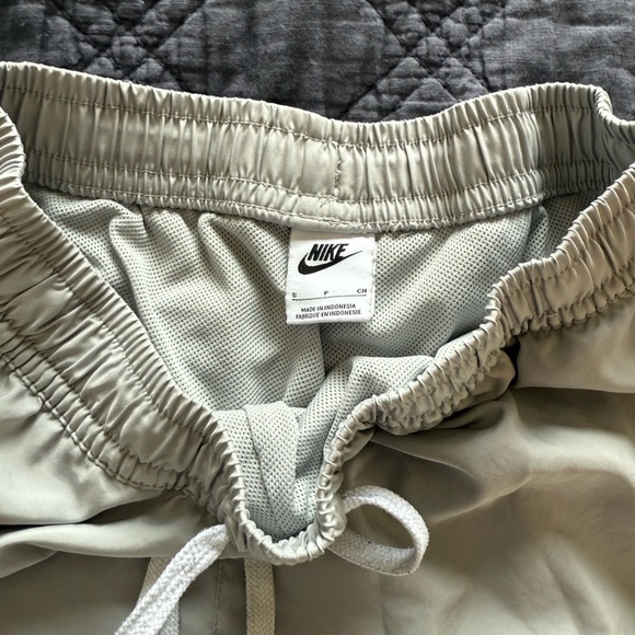 Nike Men’s Standard Fit Shorts – grey - Picture 3 of 3